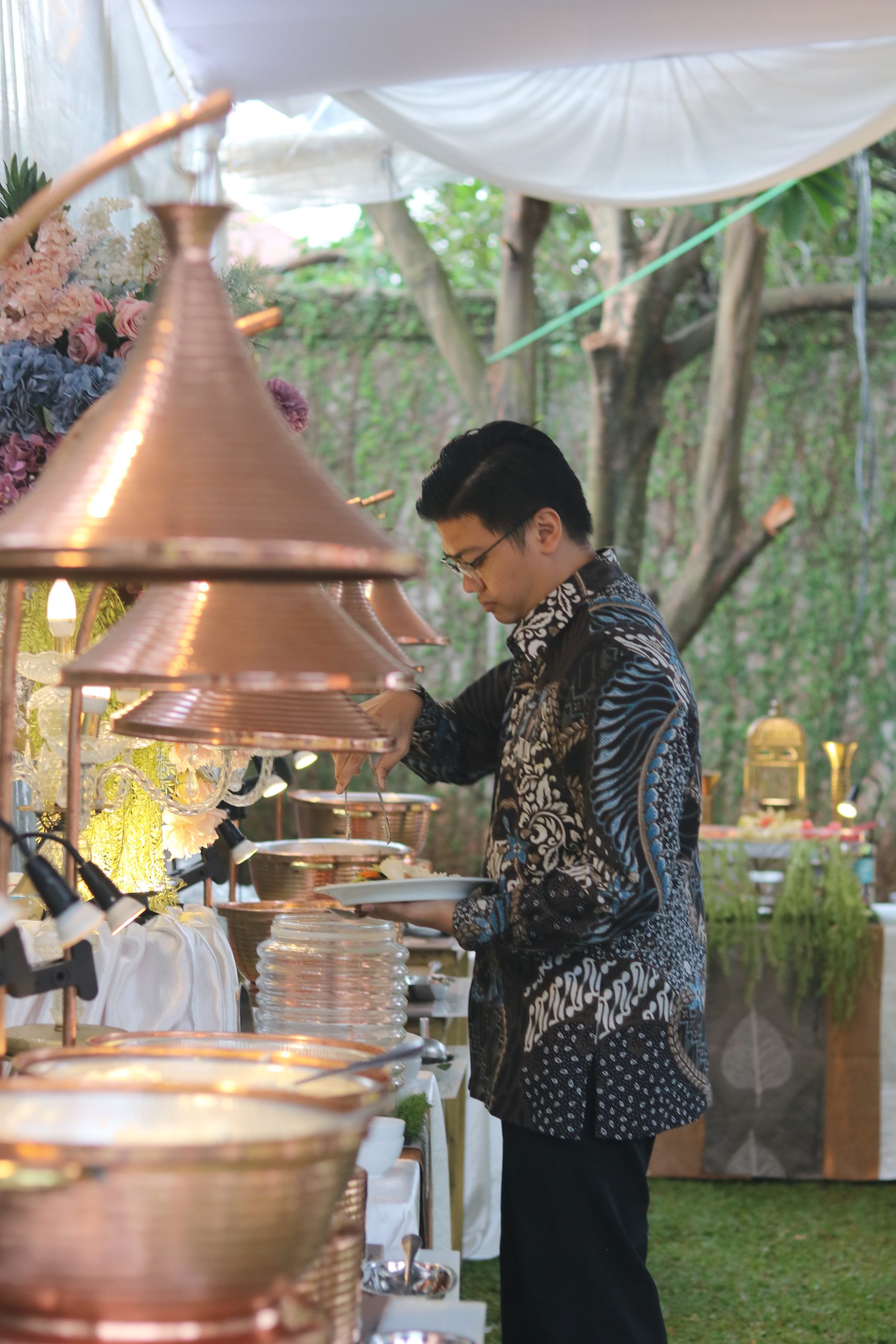cerita catering yang disajikan dalam penerbangan... Perbandingan Catering Wedding Luar Ruangan & Dalam Ruangan - Vessa Catering